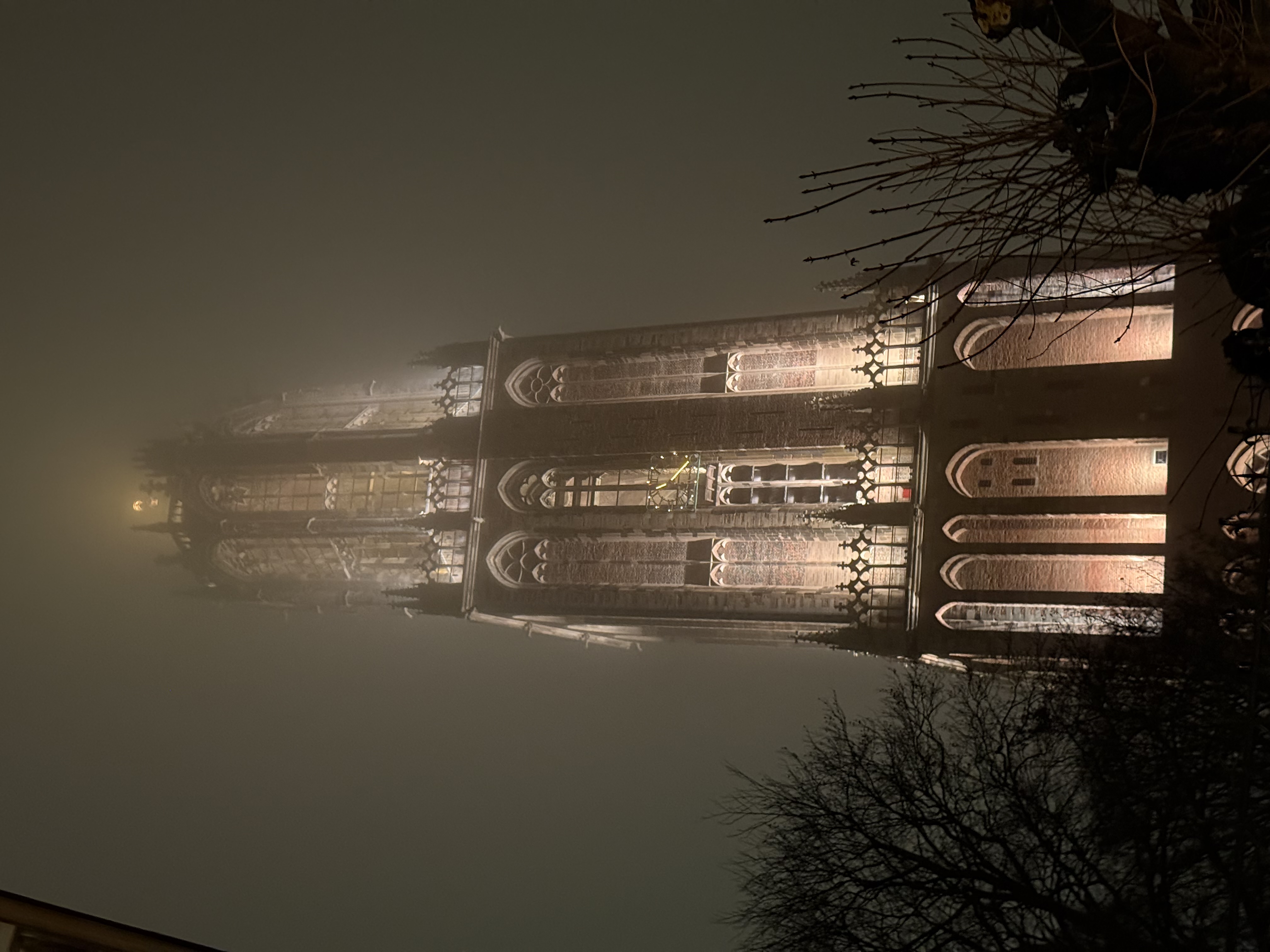 De Domtoren in mistige avondsfeer